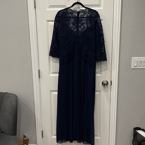 La Femme Ruched Navy Twist Column Gown - Women's Size 14 - Mother of the bride - Picture 11 of 14